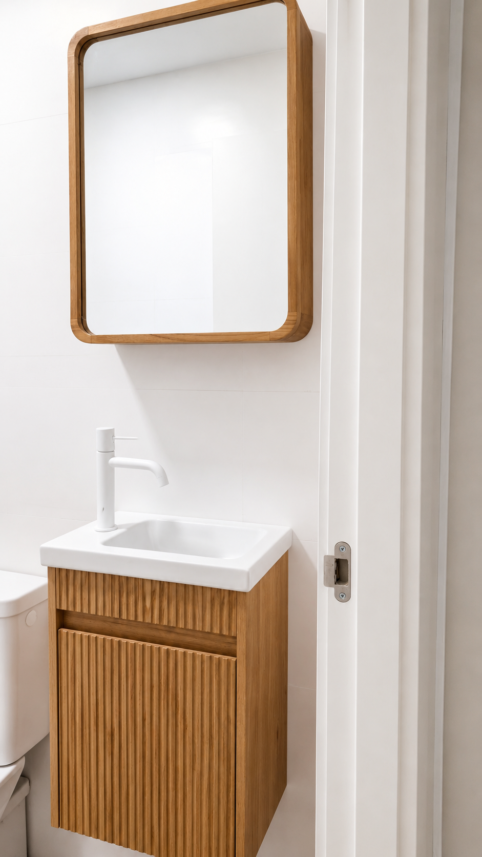 Mueble de baño con grifo y espejo montado en una vivienda de Alicante