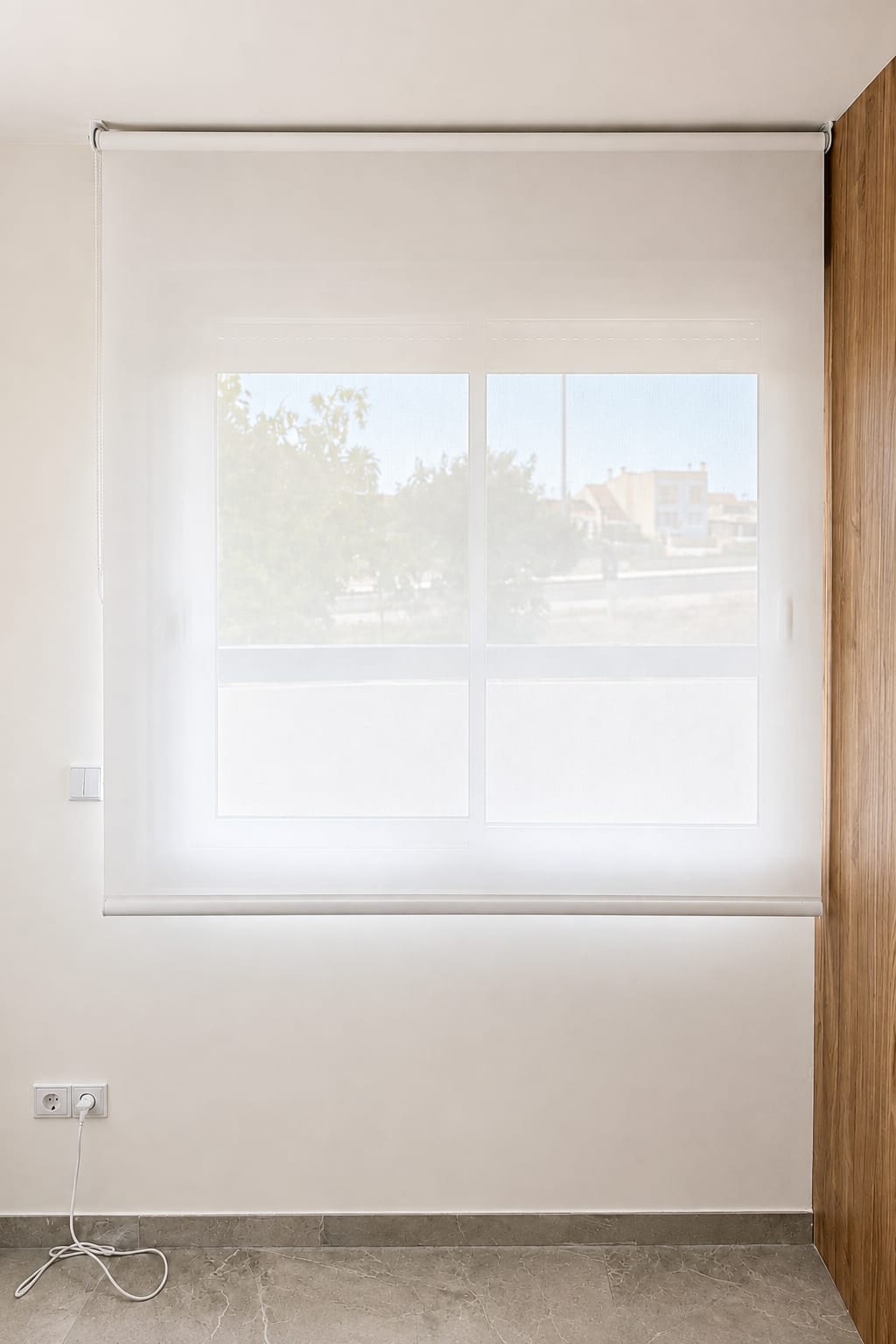 Estor enrollable blanco instalado en la ventana de una vivienda de Sant Joan d'Alacant (San Juan)
