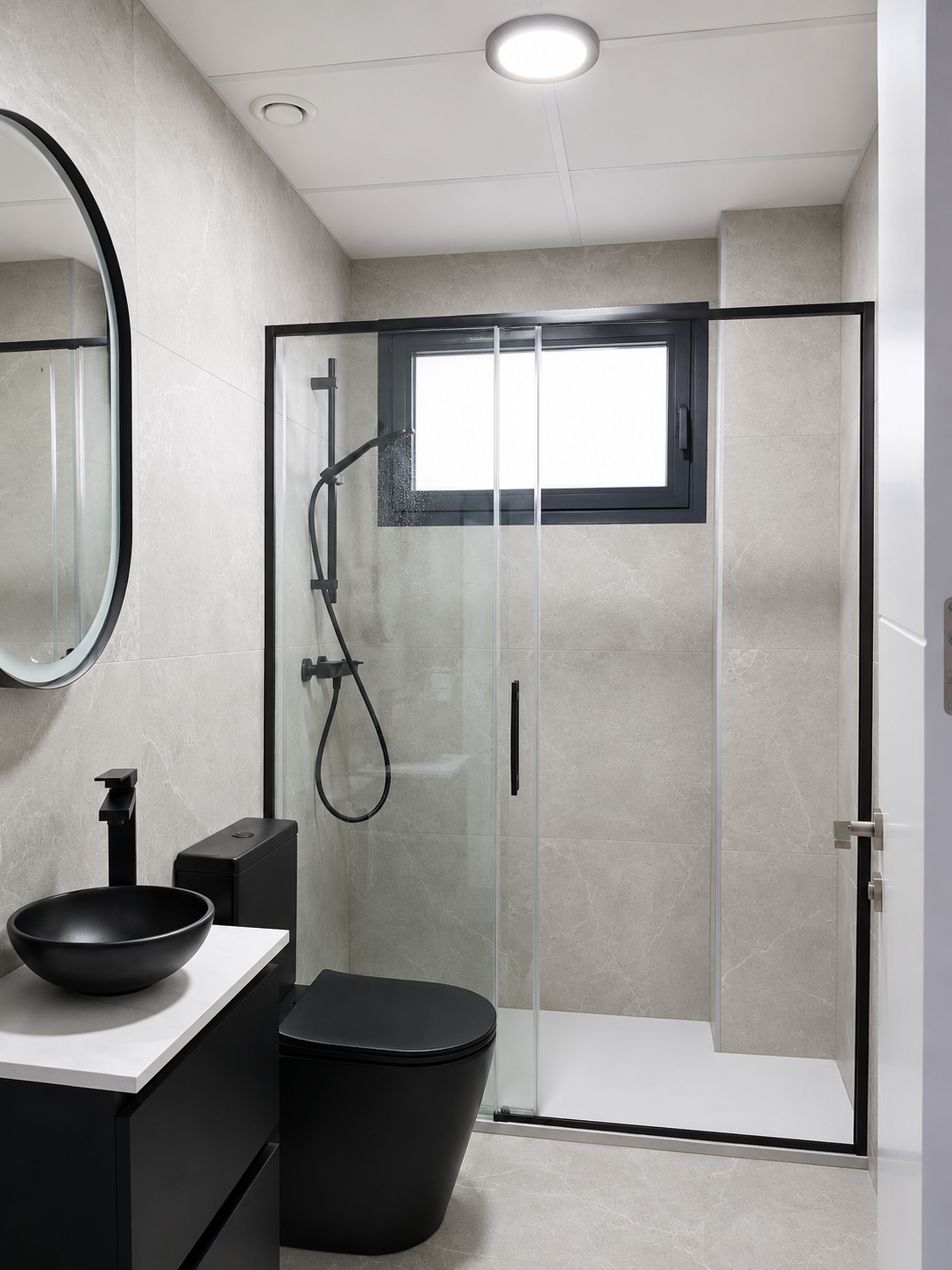Mueble de baño con lavabo, grifo y espejo instalados junto a un plafón de techo redondo
